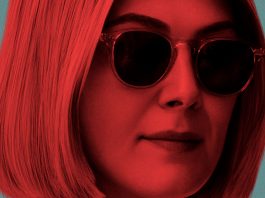 I care a lot: il thriller con Rosamund Pike che racconta la società americana Rosamund Pike in "I care a lot" - Photo Credits: Vodafone