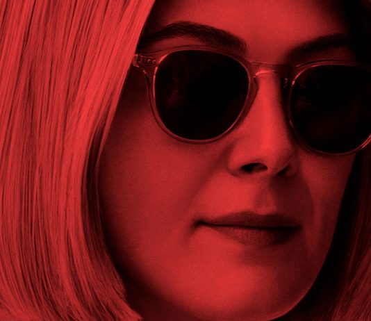 I care a lot: il thriller con Rosamund Pike che racconta la società americana Rosamund Pike in "I care a lot" - Photo Credits: Vodafone