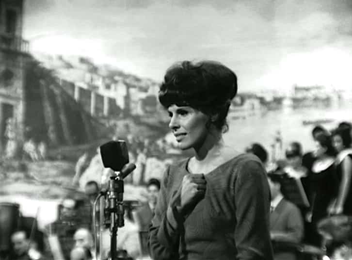 Ornella Vanoni, Sanremo 2021: l'artista al Festival di Napoli nel 1964 - Photo Credits: wikipedia