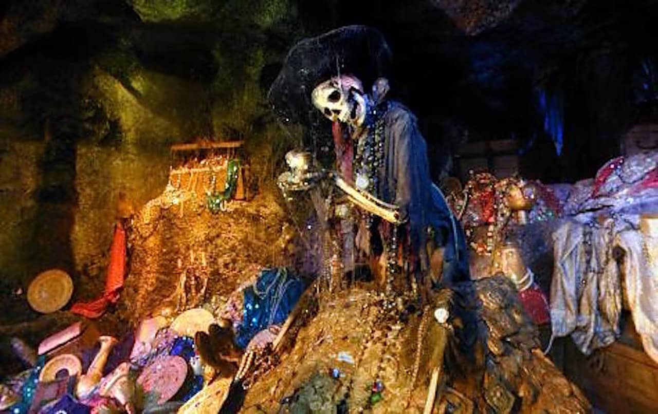 Il tesoro maledetto all'interno dell'attrazione Pirati dei Caraibi nel parco Disney.