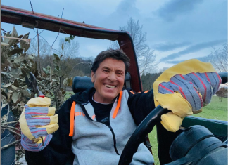 Gianni Morandi, al pronto soccorso per ustioni Gianni Morandi,al pronto soccorso per ustioni - Photo Credits Profilo Instagram Gianni Morandi