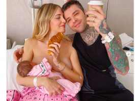 Chiara Ferragni allatta al seno la sua bambina: piovono polemiche sui social