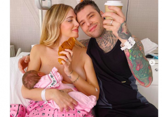 Chiara Ferragni allatta al seno la sua bambina: piovono polemiche sui social