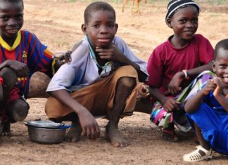 “Water of Africa”, l’acqua contaminata del continente africano messa in ‘vendita’ nei negozi