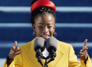 Amanda Gorman, problemi con i suoi traduttori europei: “Troppo bianchi” per la poetessa “fieramente nera” dell’Inauguration Day