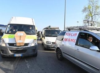 Protesta a Torino, sfilano furgoni ambulanti: “Noi riapriamo”
