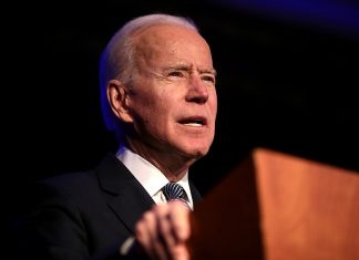 Biden attacca Putin: “È un assassino. Pagherà per le sue interferenze”