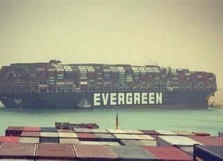 Il canale di Suez è bloccato, la nave portacontainer arenata impedisce il traffico navale
