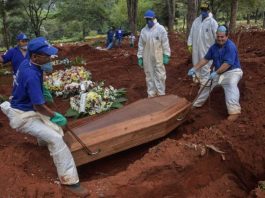 Covid, record di morti in Brasile: “Fuori Bolsonaro”