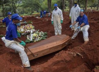 Covid, record di morti in Brasile: “Fuori Bolsonaro”