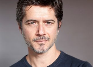 Ettore Bassi, chi è Sergio Santoro della fiction “Svegliati Amore Mio” Ettore Bassi, chi è il Sergio Santoro di "Svegliati Amore Mio" - Photo Credits Urban Post