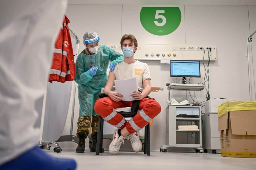 la somministrazione di vaccini in Lombardia continuerà con poste italiane