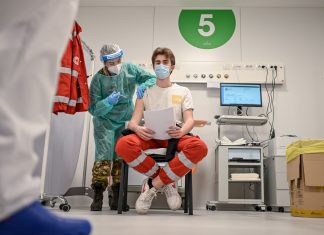 Immuni, ma contagiosi: mascherina anche per i vaccinati