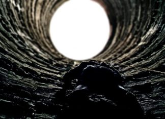 Il piccolo Ryan come Alfredino Rampi: terza notte di scavi, corsa contro il tempo per salvarlo dal pozzo Un frame della scena del pozzo - Photo Credits: FilmPost