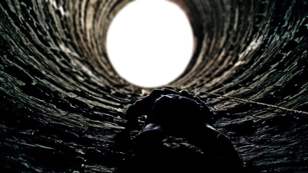 Un frame della scena del pozzo - Photo Credits: FilmPost