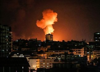Bombardamento israeliano a Gaza dopo il lancio di un razzo nel giorno del voto