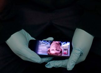 “Subway Hands”: le mani in metropolitana fotografate da Hannah La Follette Rayan raccontano come siamo cambiati con il Coronavirus