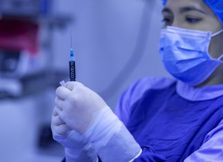 Ue: “Fiducia in AstraZeneca”. Ma ultimatum a Londra sull’export dei vaccini vaccino covid ue