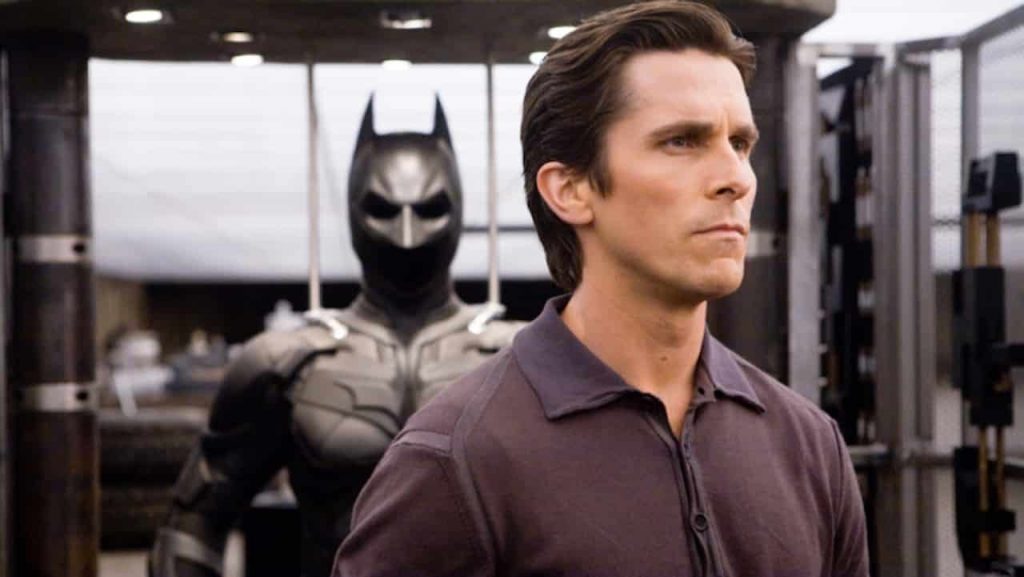 Bruce Wayne e la maschera di Batman nel film "Il Cavaliere Oscuro - Il ritorno" - Photo Credits: Itakon