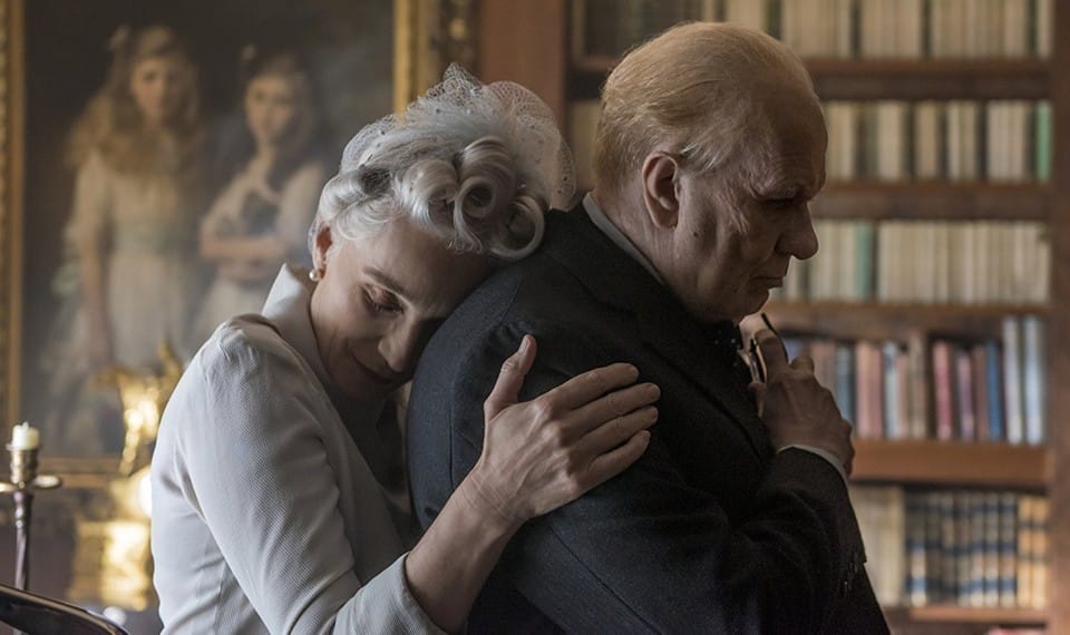 Kristen Scott Thomas e Gary Oldman ne "L'ora più buia" - Photo Credits: ArtsLife