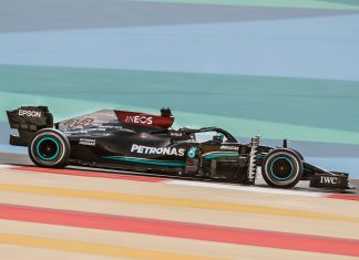 Lewis Hamilton finge durante i test in Bahrain lewis hamilton test bahrain mercedes