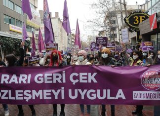 Le proteste delle donne in Turchia contro il ritiro dalla Convenzione di Instabul: “Fermiamo il femmincidio” non è uno slogan