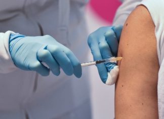 Covid, Fda Usa: “Vaccini Moderna e Pfizer proteggono per almeno nove mesi”