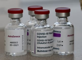 Vaccino AstraZeneca, gli epidemiologi rassicurano: “Casi di trombosi in linea con popolazione”