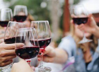 Sempre più italiani comprano il vino on line: spopola il wine e-commerce
