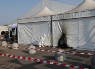 Brescia, due bottiglie incendiarie contro il centro vaccinale