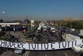 Bari, protesta dei ristoratori sulla Tangenziale: “Vogliamo lavorare”
