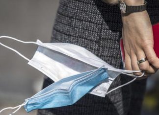 Covid, svolta per i vaccinati: addio a mascherine e distanza svolta per i vaccinati