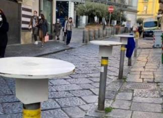 Bar a Napoli: i paletti della segnaletica trasformati in tavolini