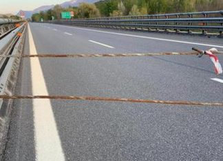 Traffico sospeso in autostrada: No Tav, cavi d’acciaio ad altezza d’uomo