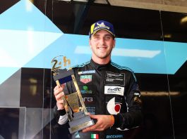 Riccardo Pera firma per un sedile con la Porsche del team Project 1 Pera Porsche Project 1