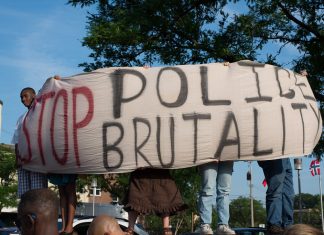 Polizia di Minneapolis uccide afroamericano: nuova ondata di proteste