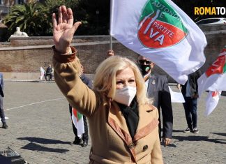 Sandra Milo scende in piazza con le partite Iva: “Draghi riapri tutto”