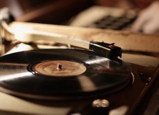 Il vinile sorpassa il cd per la prima volta dal 1991 Il vinile sorpassa il cd per la prima volta dal 1991, Credits: Giornale di Sicilia