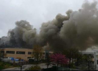Fano, incendio nella Profilgass: coltre di fumo nero Fano incendio