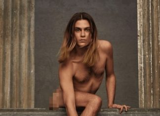 Maison Valentino: omofobia sul modello nudo con la borsa