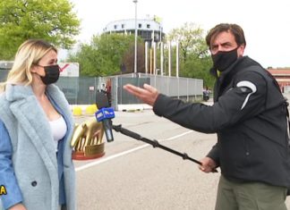 Valerio Staffelli consegna il Tapiro a Diletta Leotta, la replica della conduttrice Staffelli consegna il Tapiro a Diletta Leotta