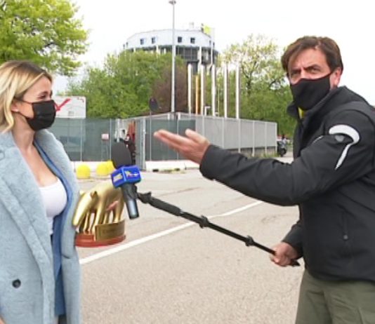 Valerio Staffelli consegna il Tapiro a Diletta Leotta, la replica della conduttrice Staffelli consegna il Tapiro a Diletta Leotta
