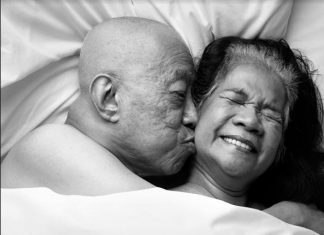 Le gioie del sesso over 70, i manifesti inglesi sdoganano un tabù anziani e sesso campagna inglese