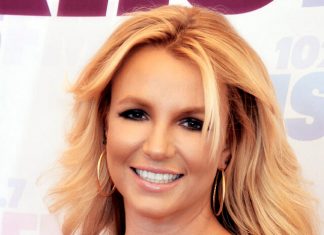 Britney Spears, 39enne, non può guidare senza permesso Britney Spears su un red carpet, vestita di nero.