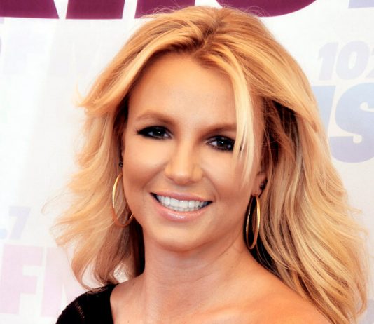 Britney Spears, 39enne, non può guidare senza permesso Britney Spears su un red carpet, vestita di nero.