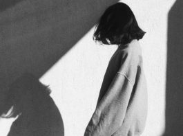 Non è importante concentrarsi su quello che dice “Er Faina”, ma sul fenomeno del catcalling