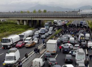 I ristoratori bloccano l’A1: investito un manifestante