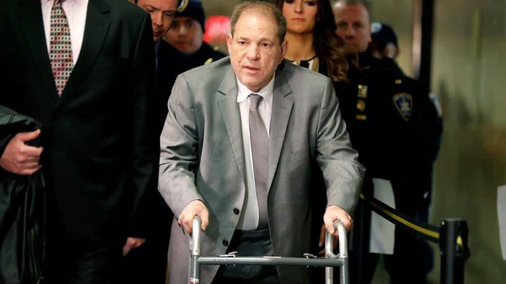 Harvey Weinstein in una delle sue apparizioni in tribunale © cinema.everyeye.com