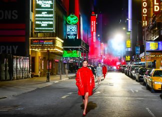 Michael Kors festeggia 40 anni: la sfilata è un omaggio a Broadway e ai teatri chiusi