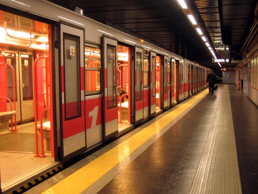 Milano: tentato suicidio sui binari, metro rossa bloccata metro rossa milano